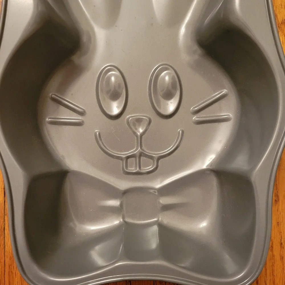 Wilton Easter Bunny Cake Pan Shaped Baking Mold Holiday Rabbit Party Non Stick‎